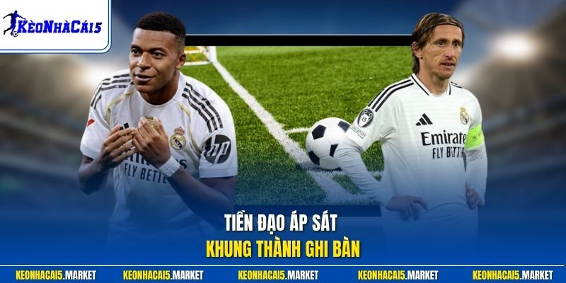 Tiền đạo áp sát khung thành ghi bàn